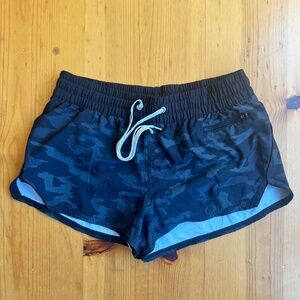 Vuori Clementine 2” short, size M, camo print